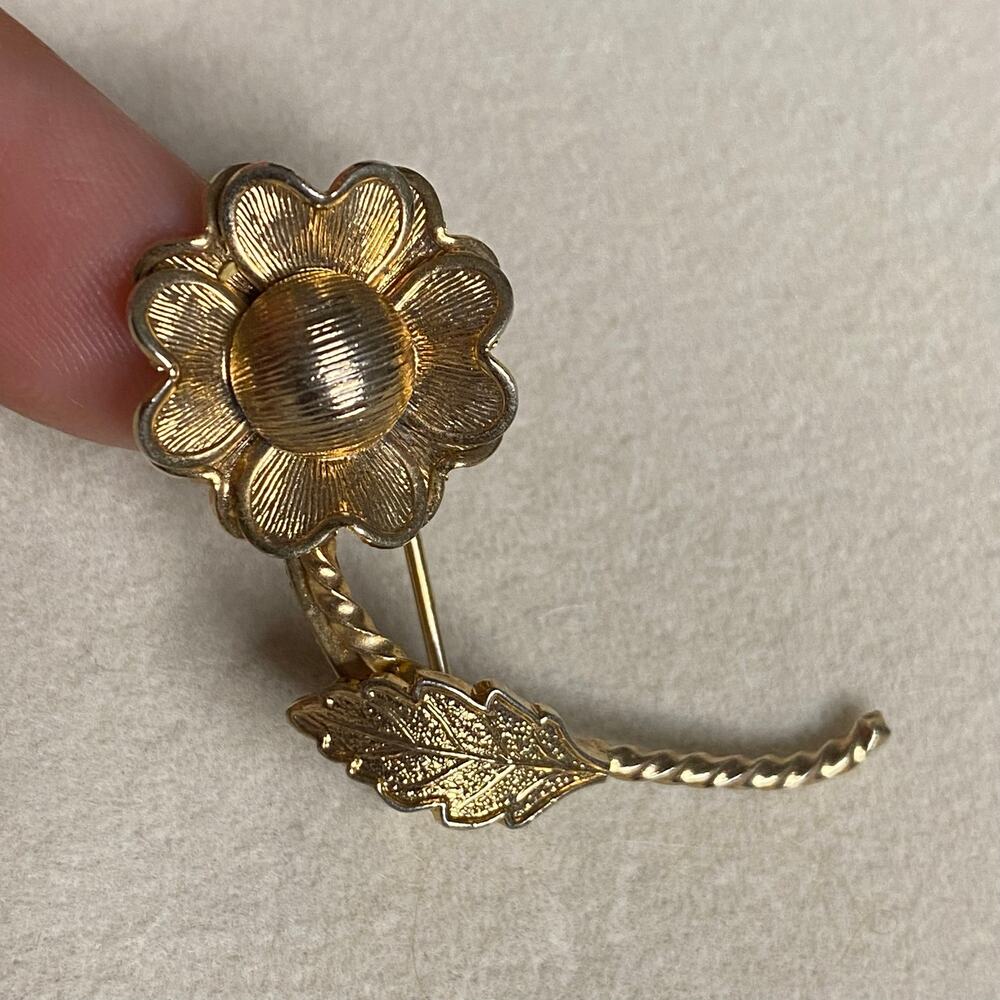 Vintage Elegant Gold Tone Flower Brooch Pin Textured Petals Leaf Stem Unsigned